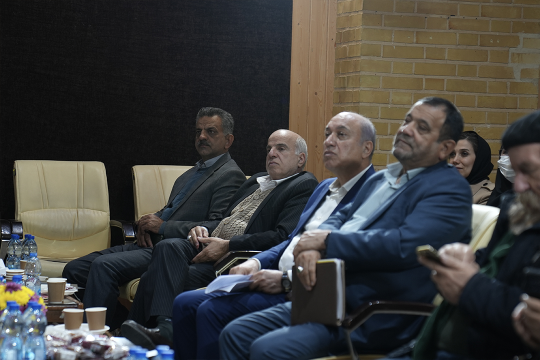 ۶